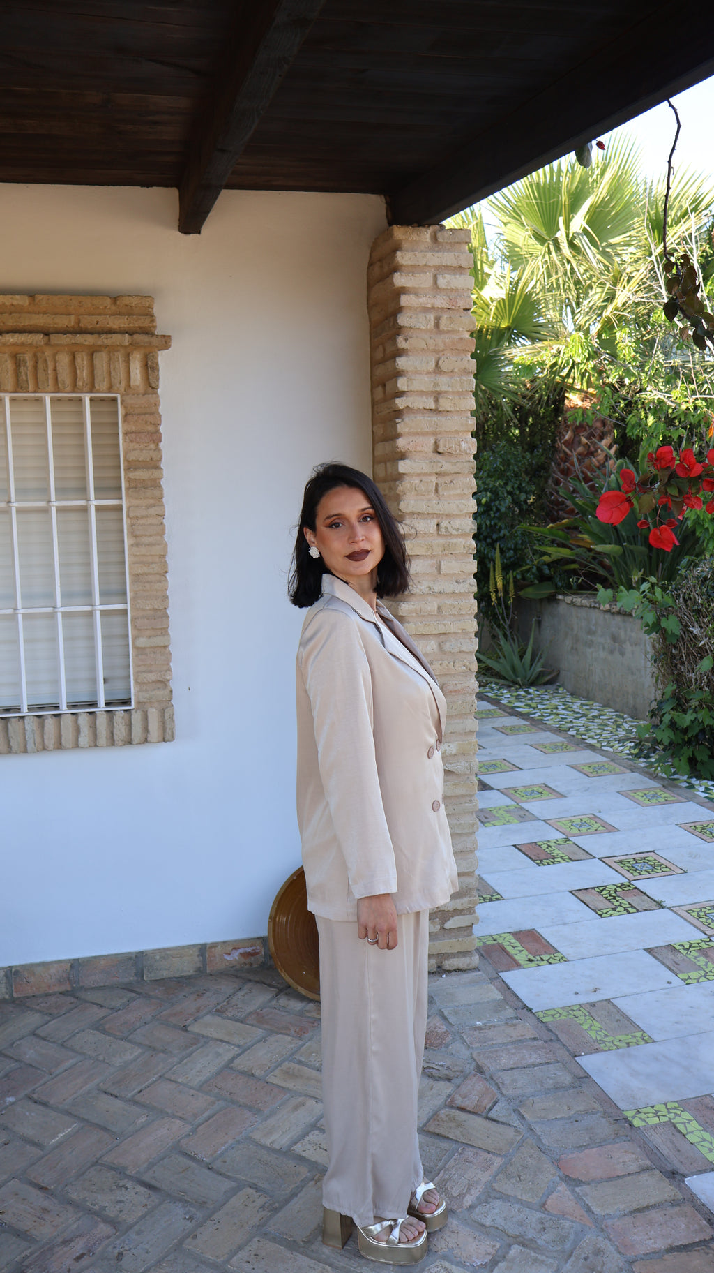 Traje beige tostado efecto seda