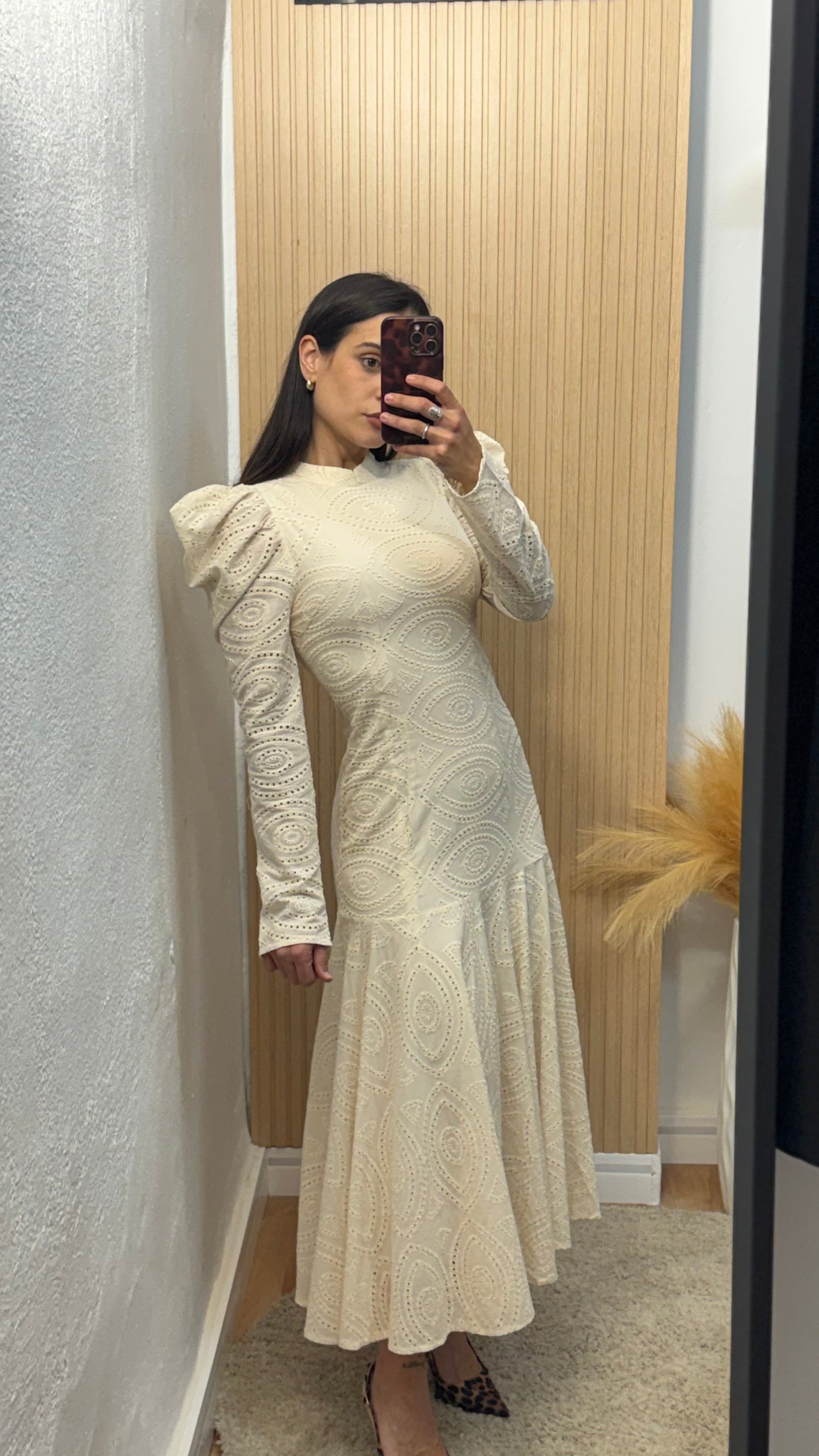 Vestido perforado beige