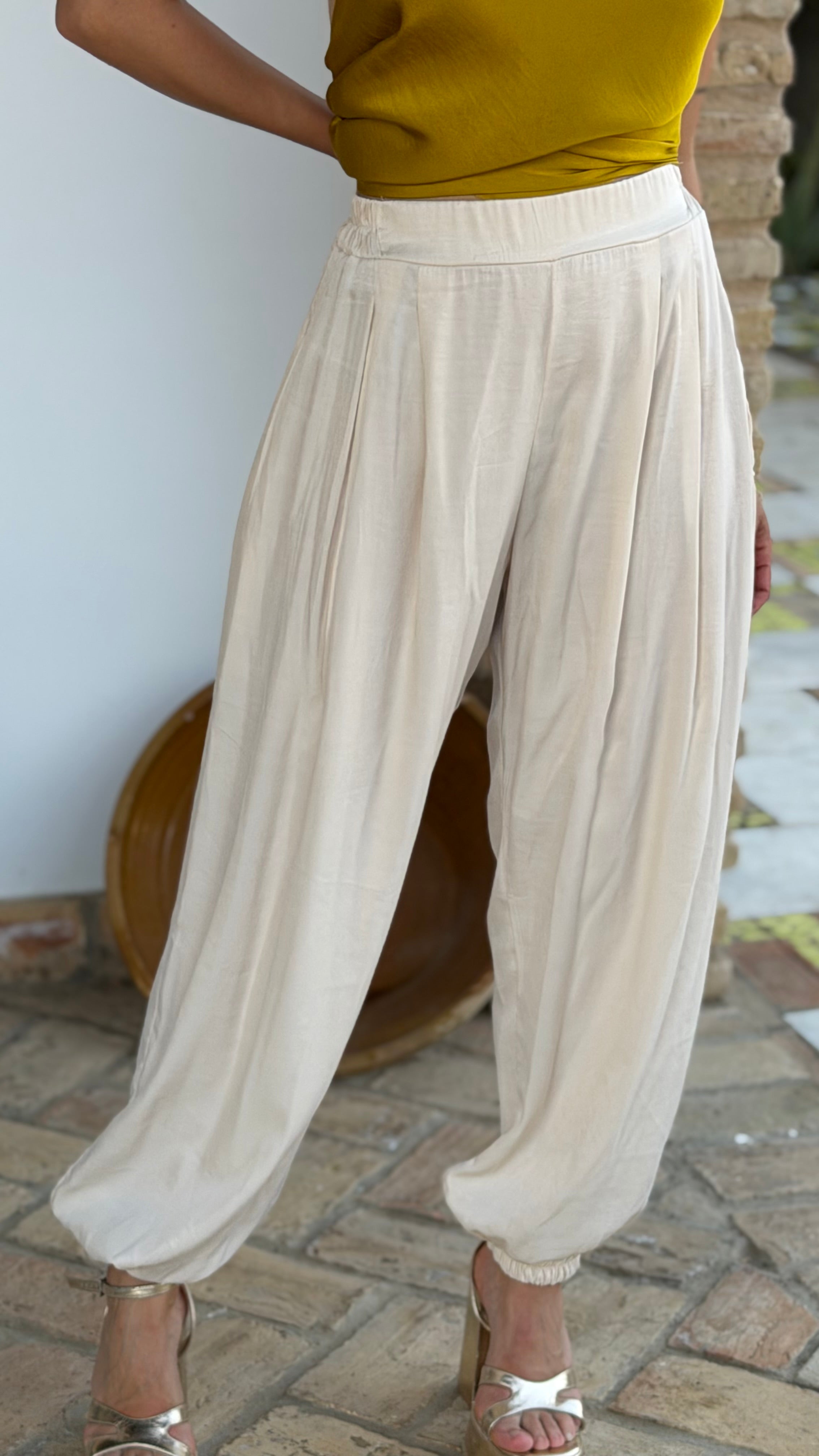 Pantalón bombacho satinado beige