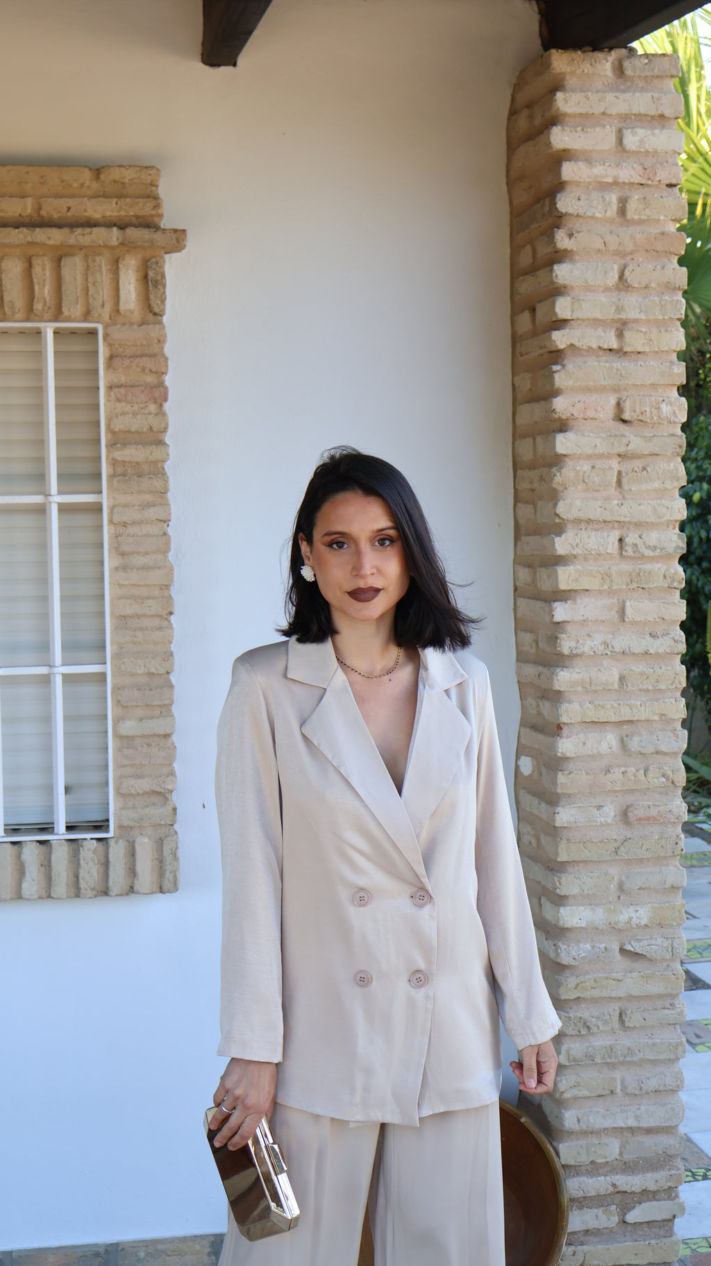 Traje beige tostado efecto seda