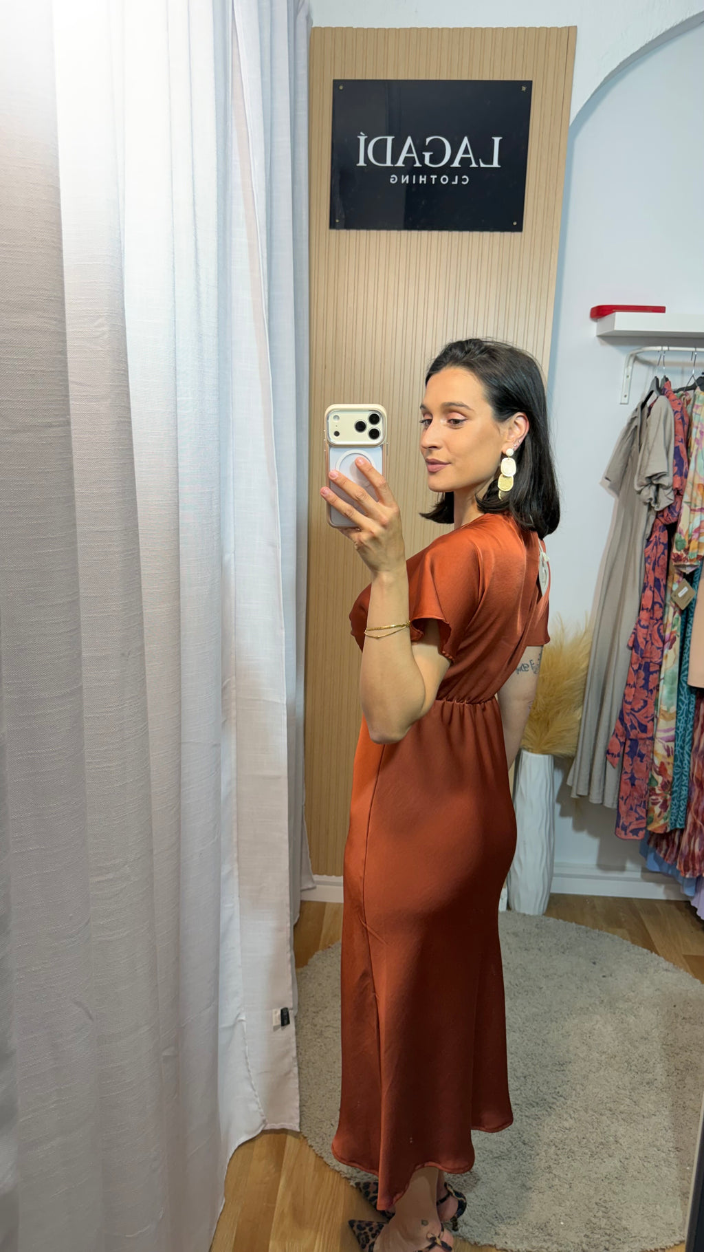 Vestido satinado teja