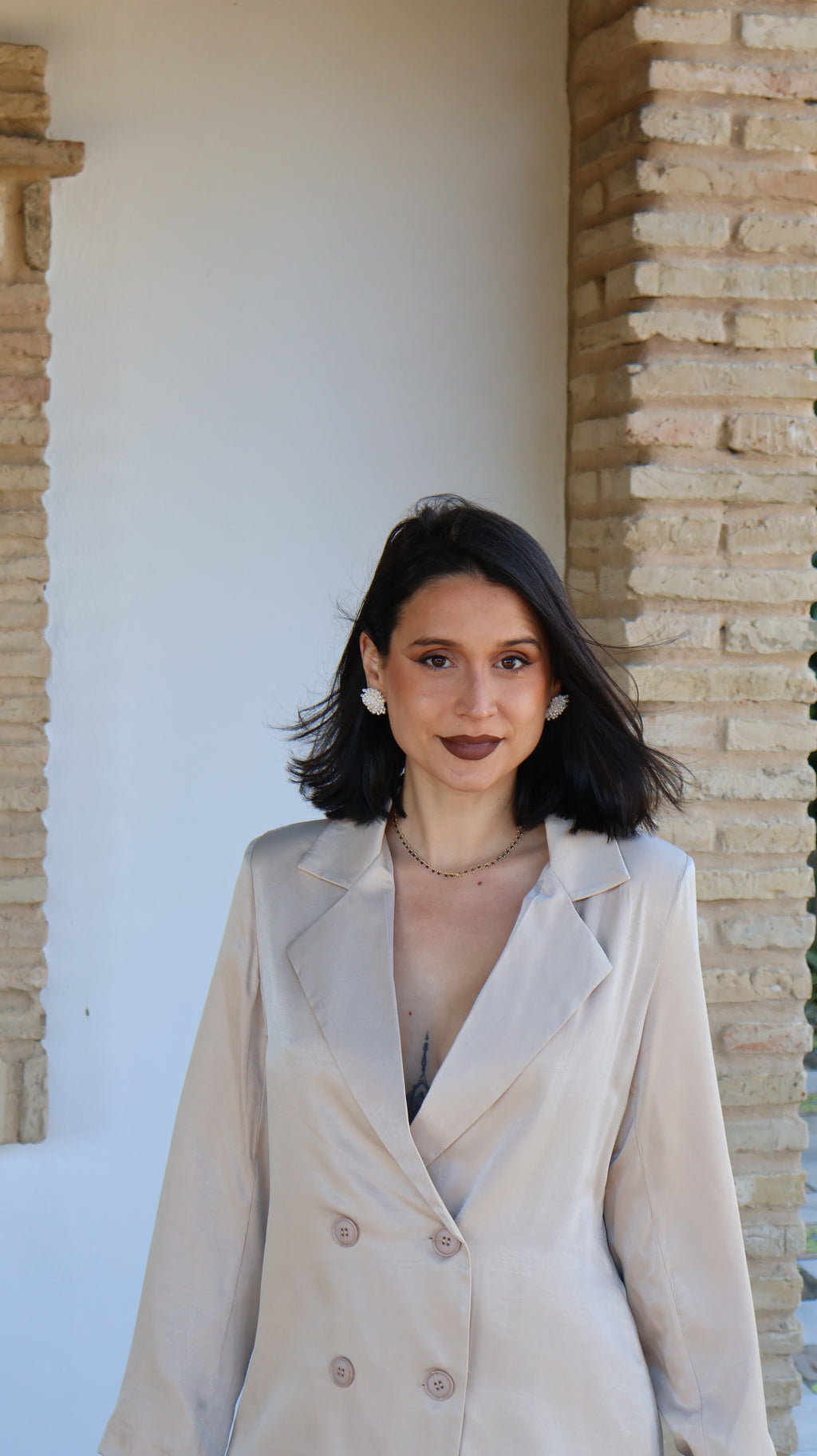 Traje beige tostado efecto seda