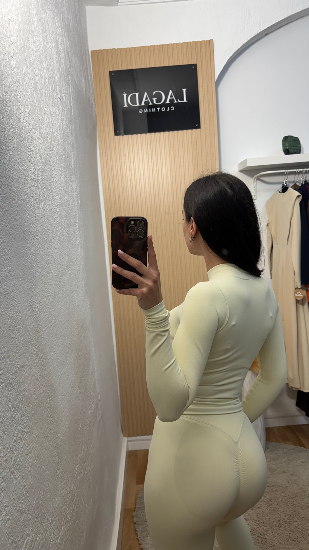 Conjunto deportivo mantequilla