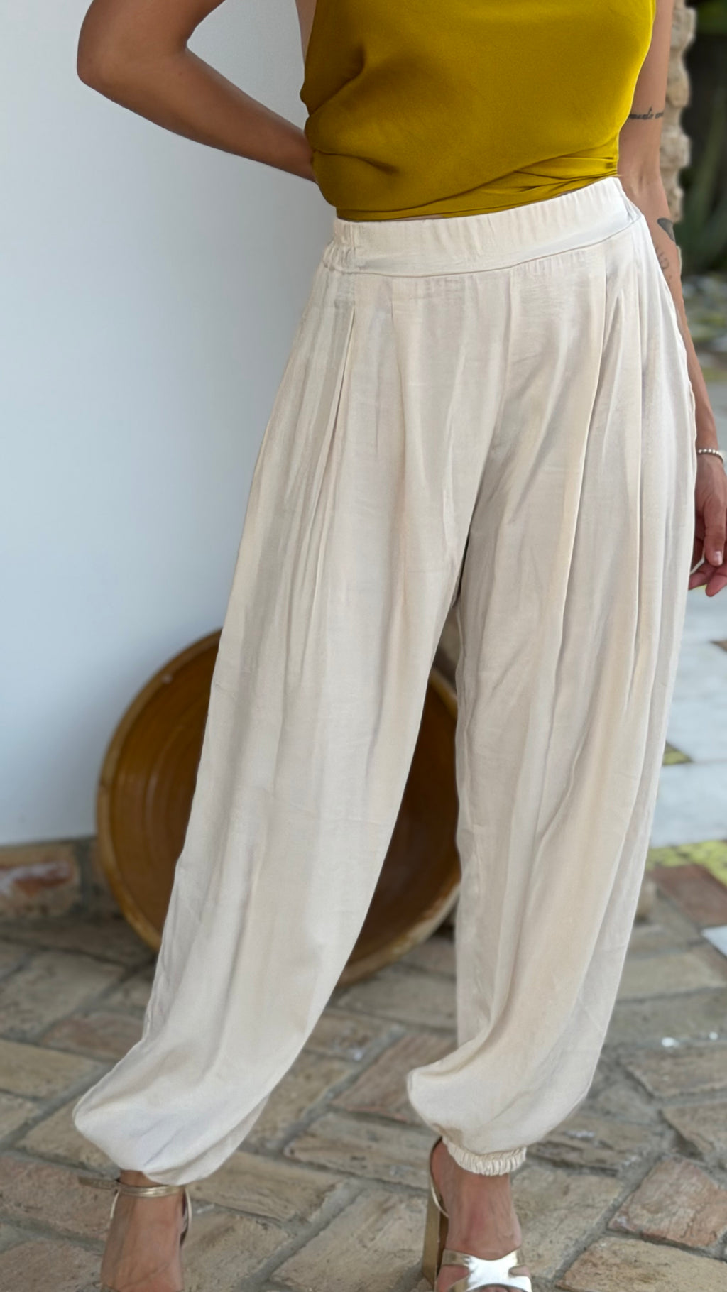 Pantalón bombacho satinado beige