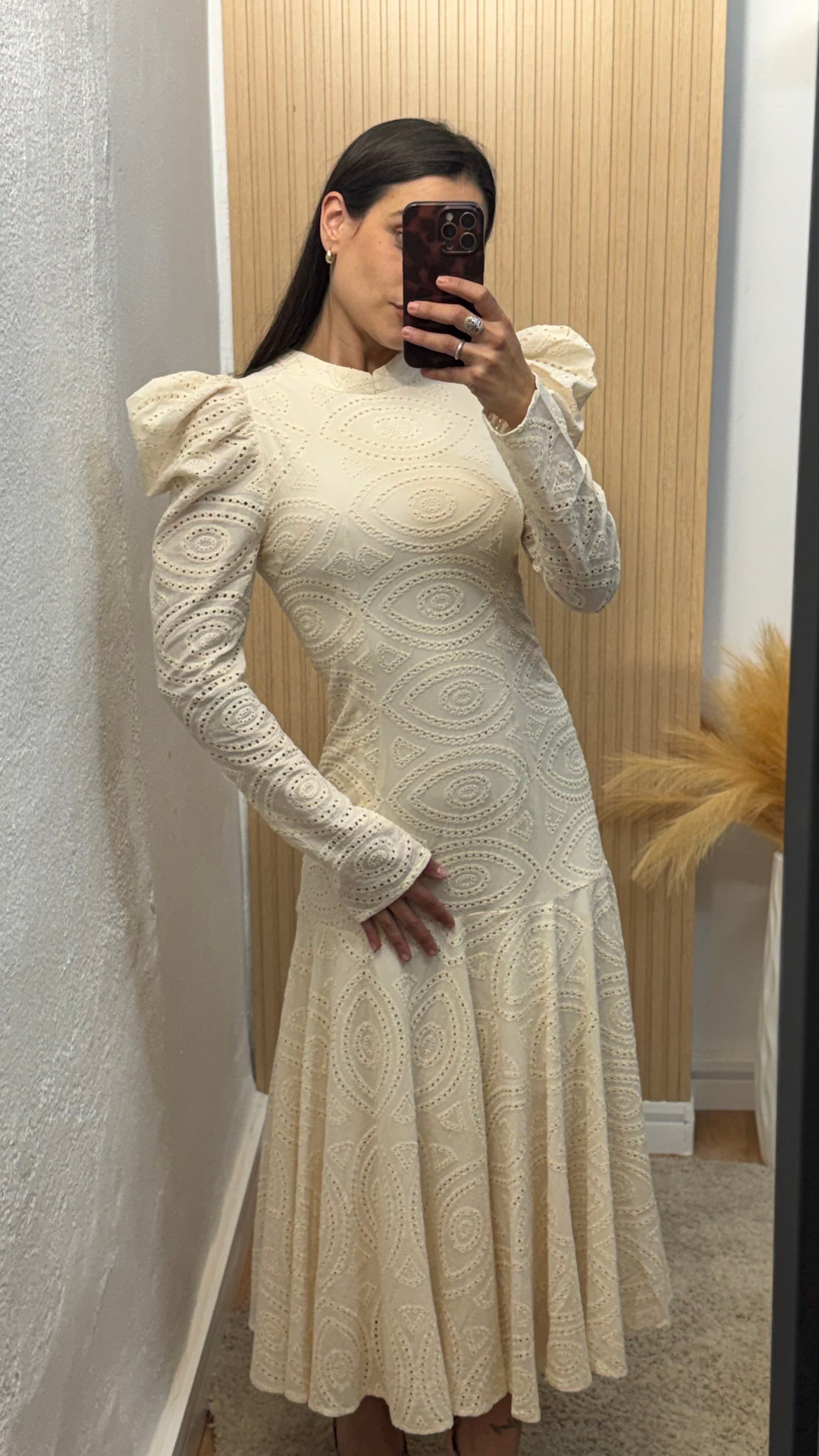 Vestido perforado beige