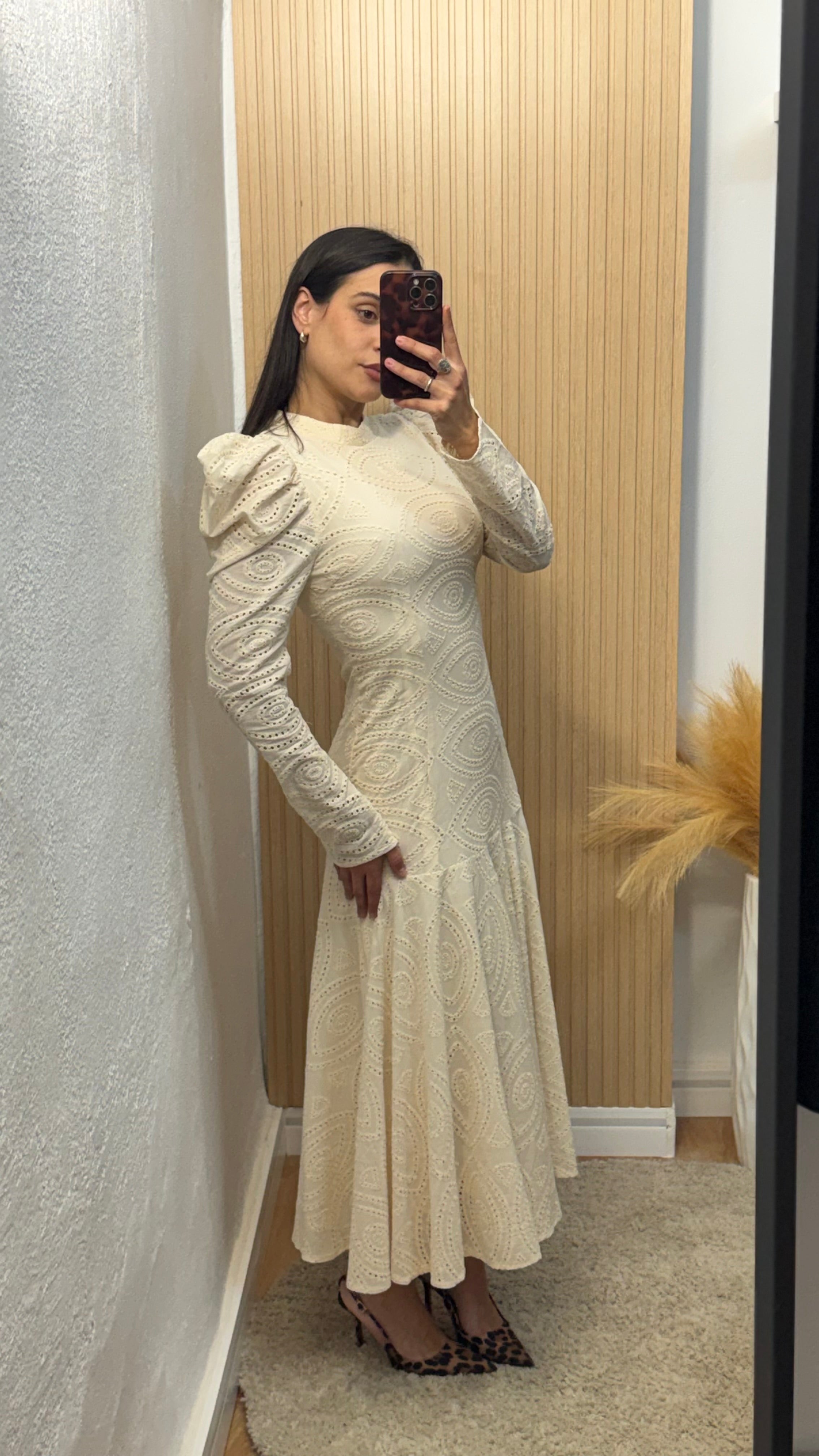 Vestido perforado beige