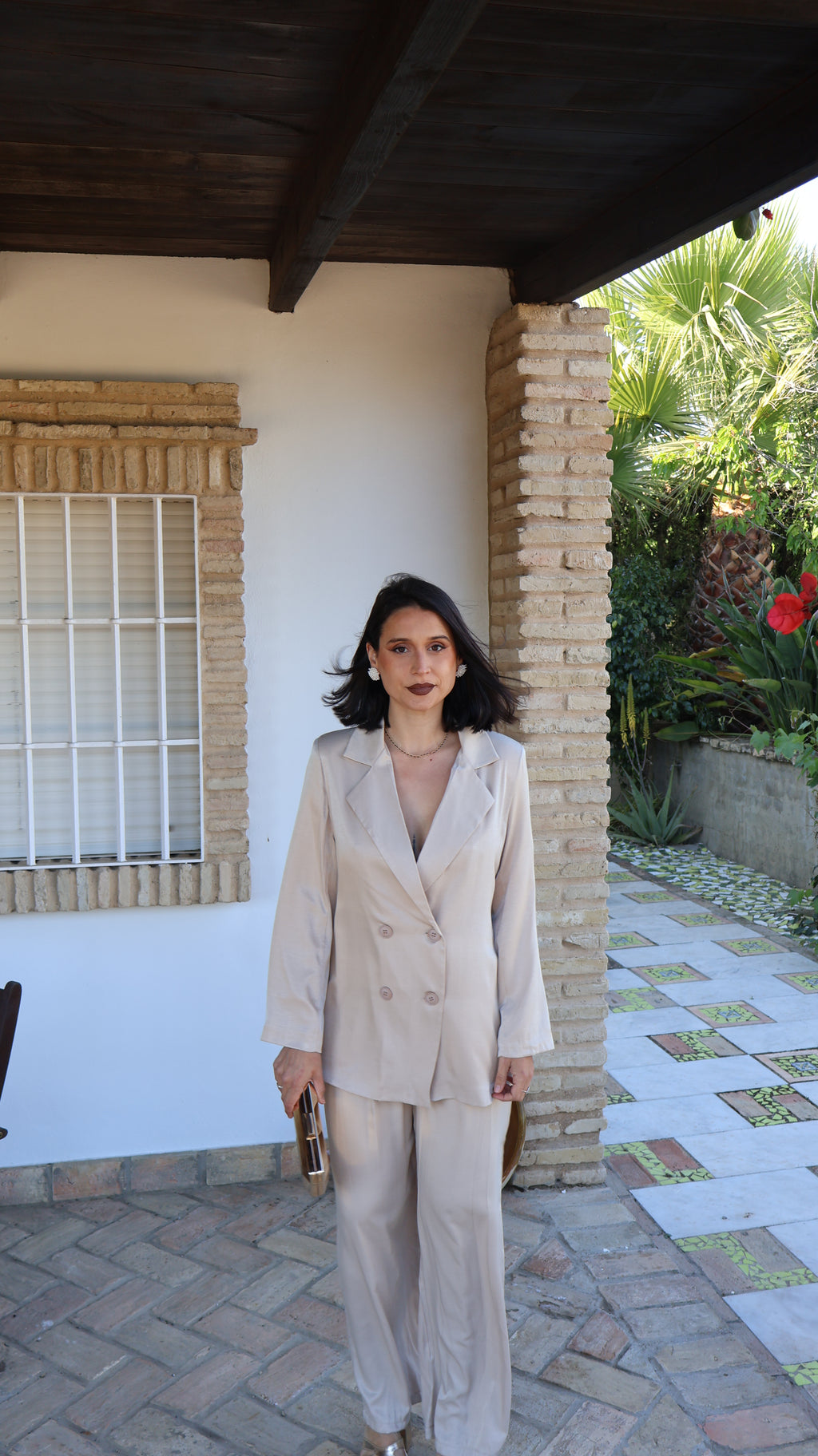 Traje beige tostado efecto seda