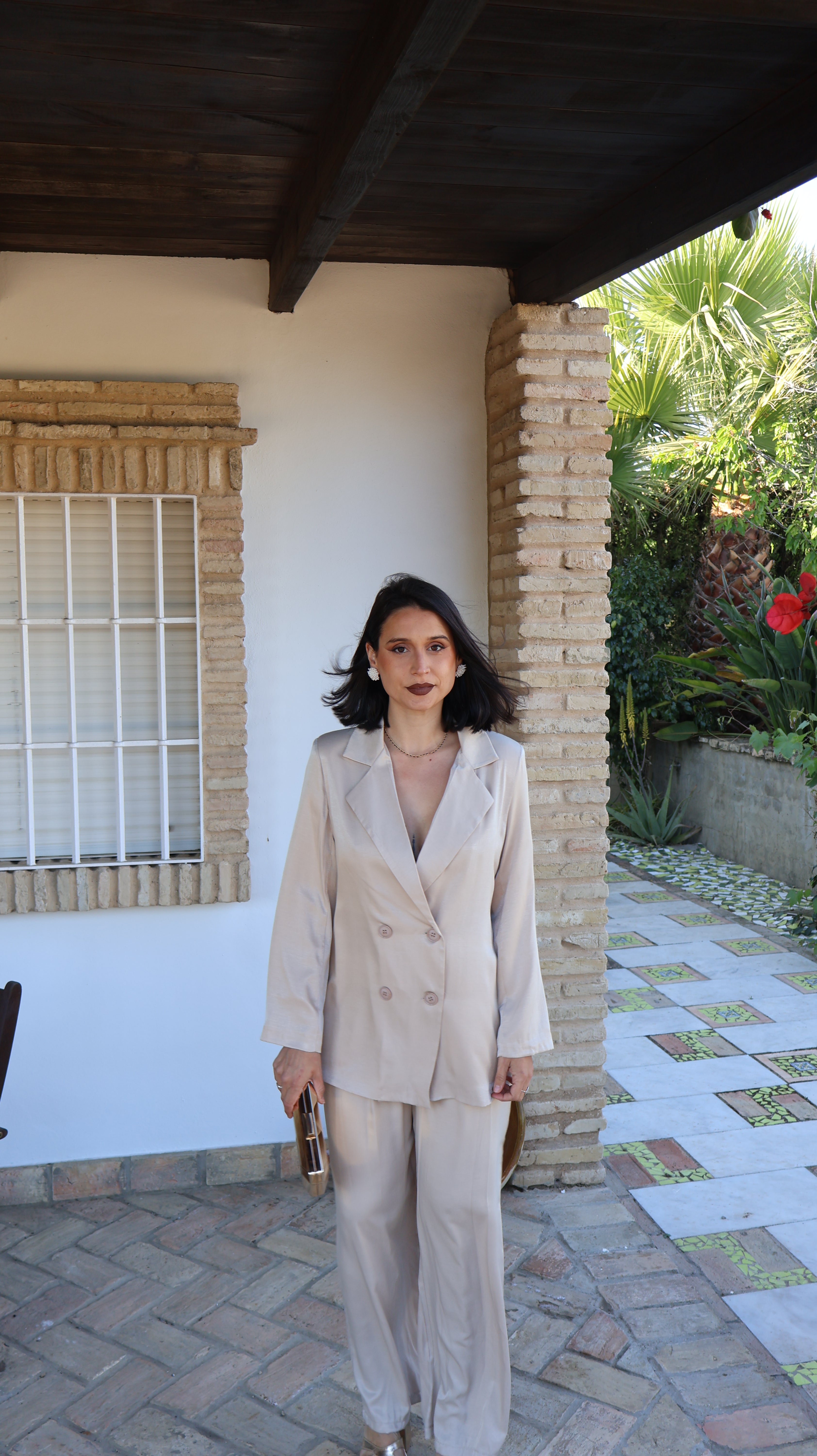 Traje beige tostado efecto seda