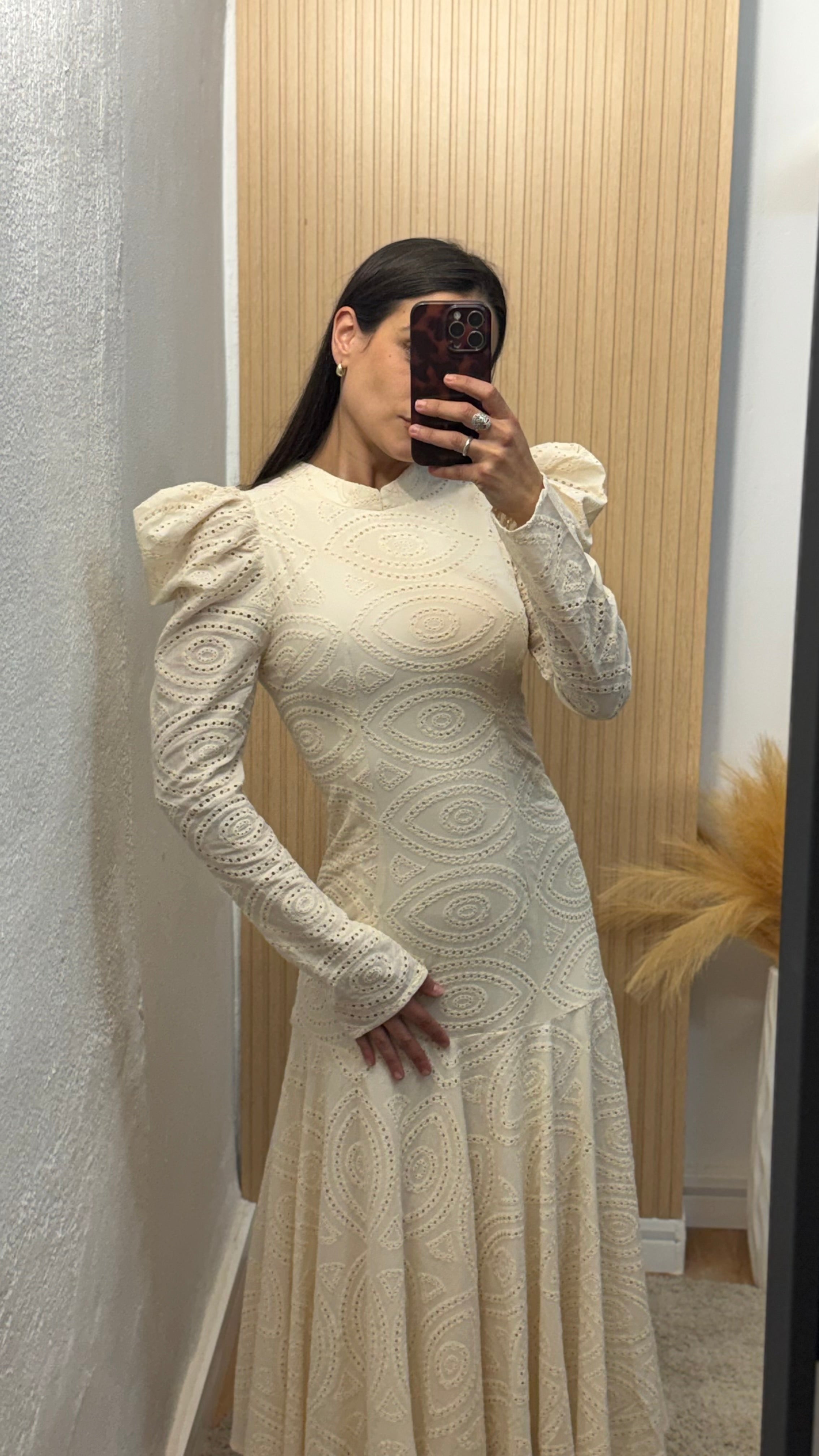 Vestido perforado beige