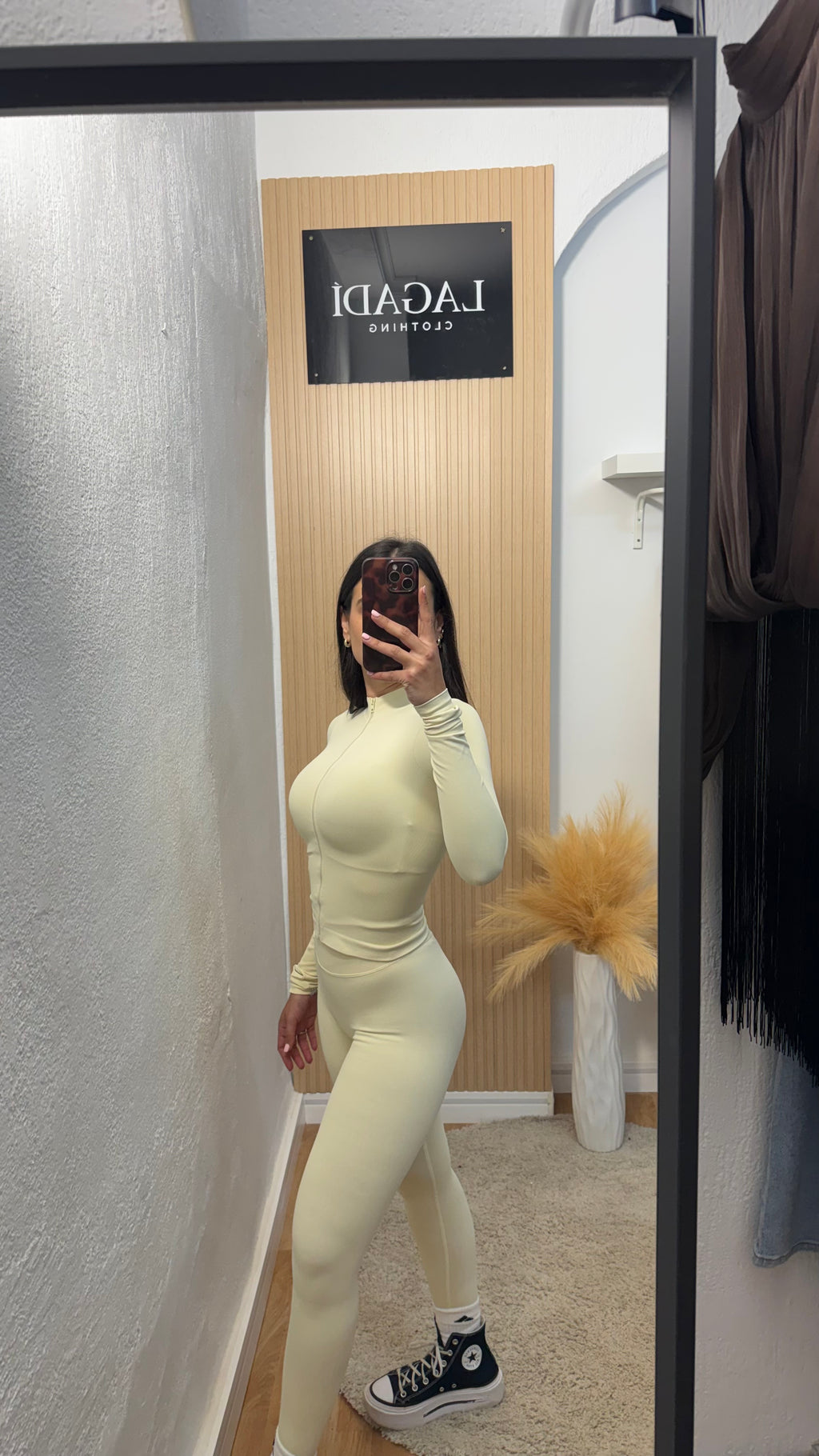 Conjunto deportivo mantequilla