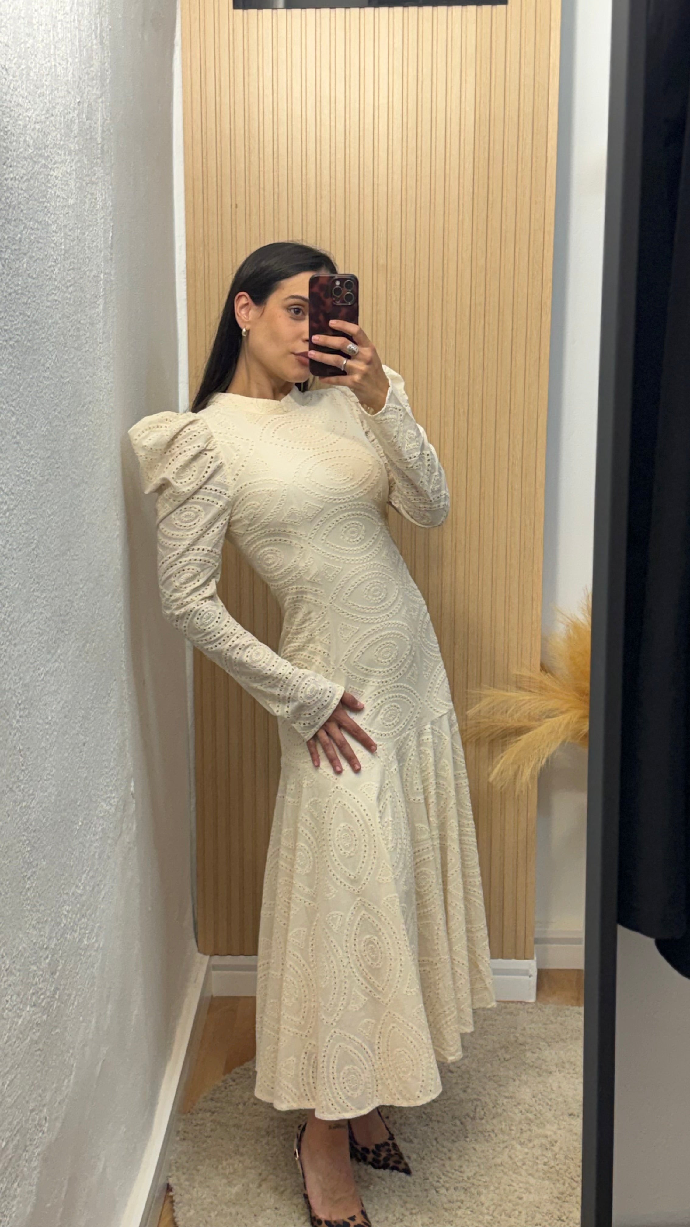 Vestido perforado beige