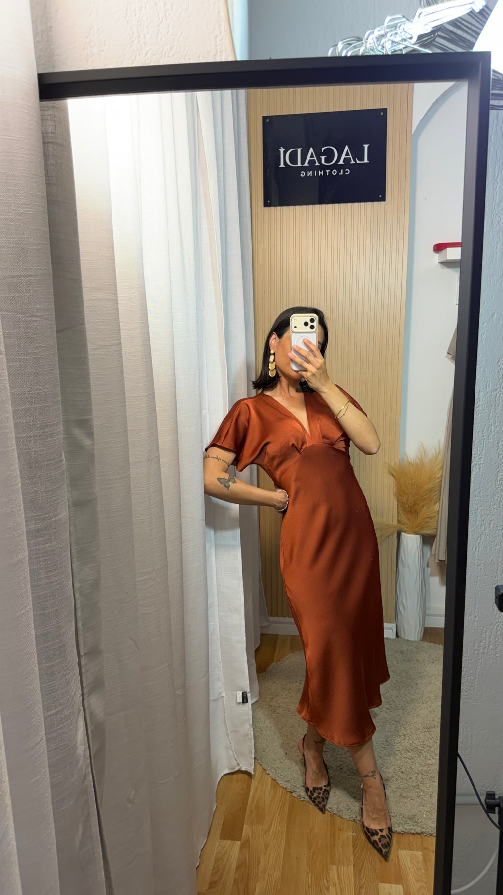 Vestido satinado teja
